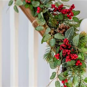 Pine Cone &amp; Red Berry Christmas Garland